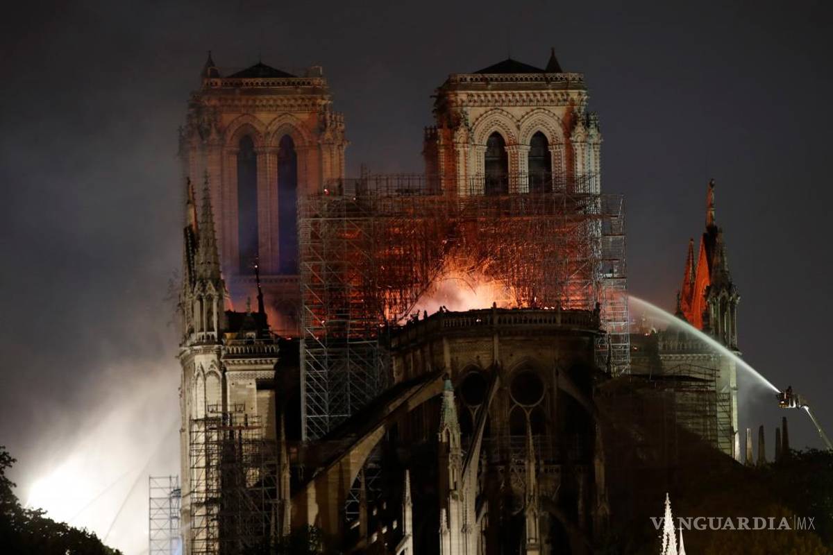 Revelan que obreros que trabajaban en Notre Dame violaron la prohibición de fumar
