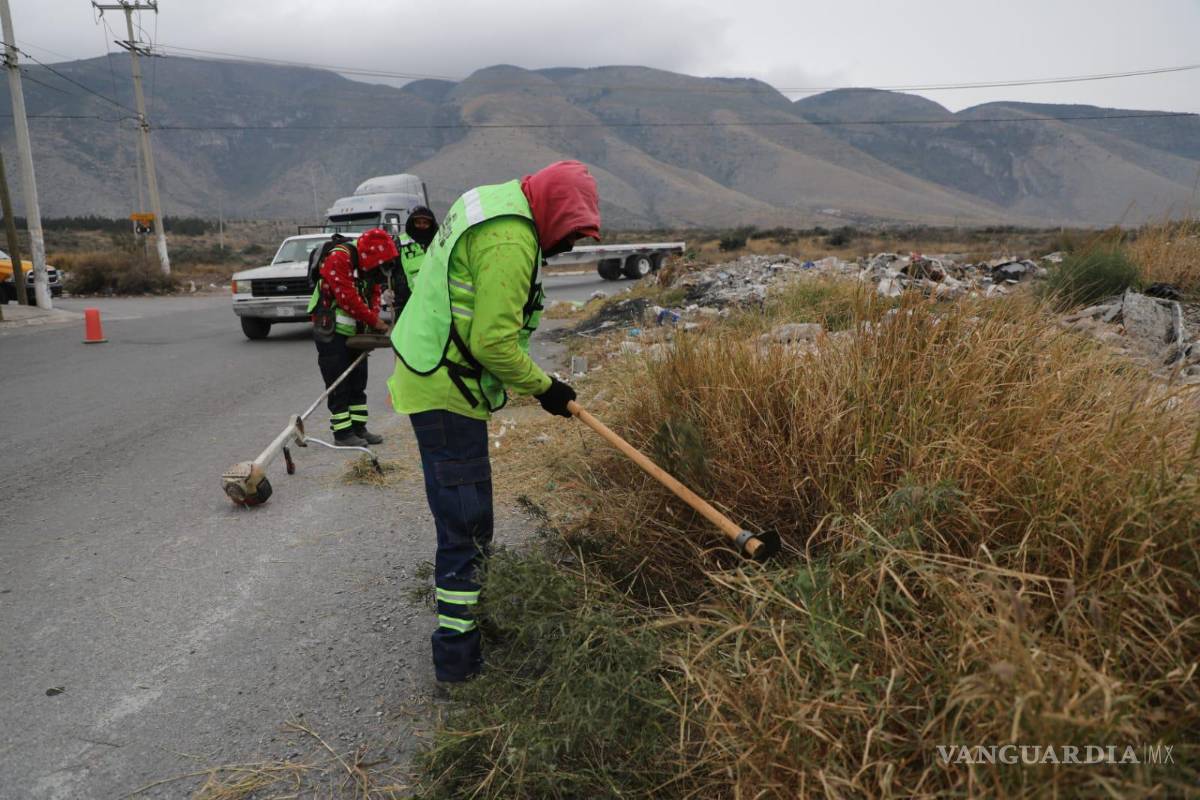$!Cuadrillas del gobierno de Saltillo trabajan en el deshierbe y retiro de escombros en vialidades del oriente de la ciudad.