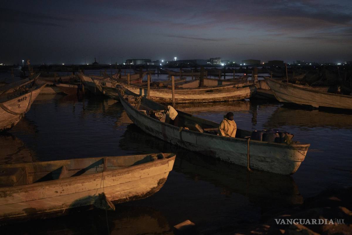 $!Pescadores regresan tras un día de trabajo en el mar en una piragua, una embarcación tradicional de pesca, al puerto de Nuadibú, en Mauritania.