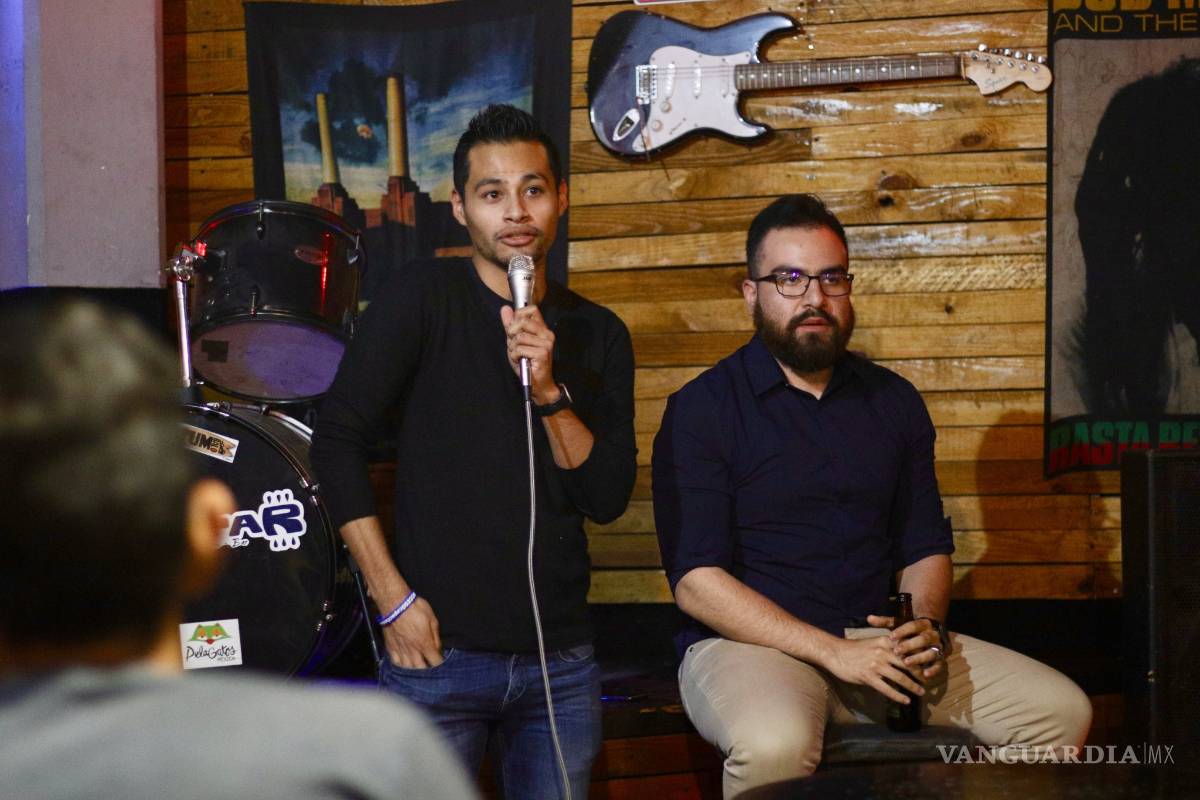 Jóvenes se reúnen para hablar de política en bar de Saltillo