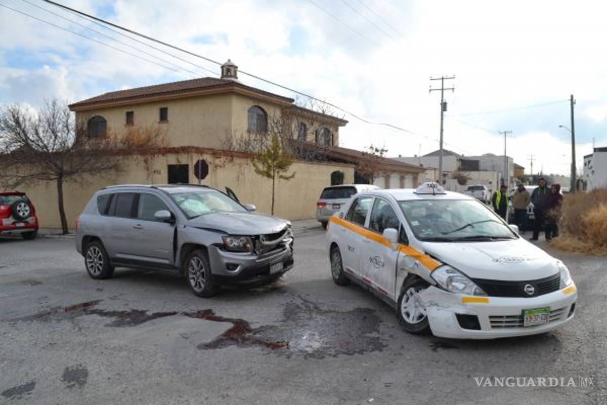 Taxi no respeta alto y provoca choque