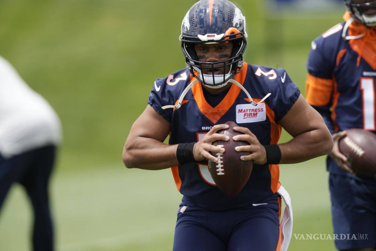 $!El mariscal de campo de los Denver Broncos, Russell Wilson, participa en ejercicios en la sede del equipo en Centennial, Colorado.