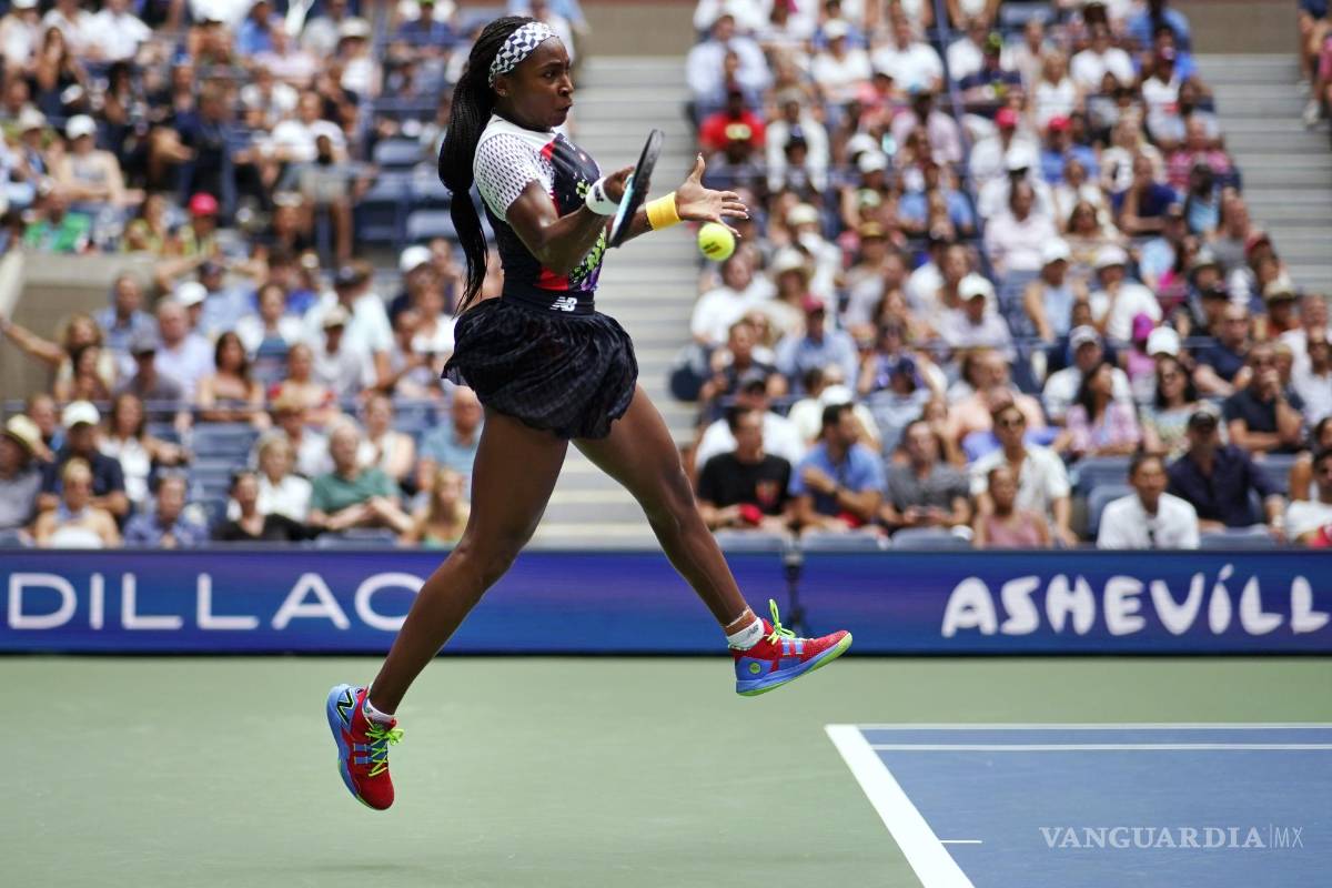 $!Coco Gauff, de Estados Unidos, regresa contra Shuai Zhang, de China, durante la cuarta ronda del campeonato del US Open en Nueva York.