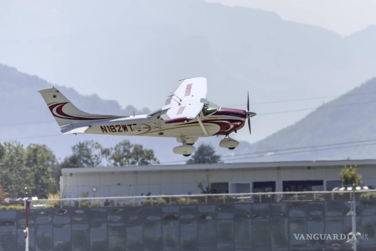 $!El piloto estadounidense Ethan Guo despega del aeropuerto de Ginebra, en Ginebra, Suiza