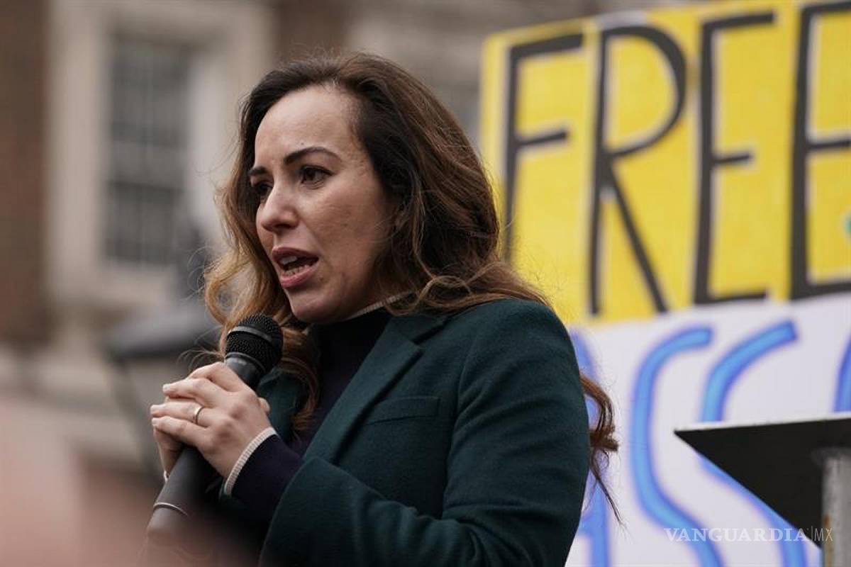 $!Stella Assange, esposa de Julian Assange, habla frente a los Tribunales Reales de Justicia en Londres, el martes 20 de febrero de 2024.