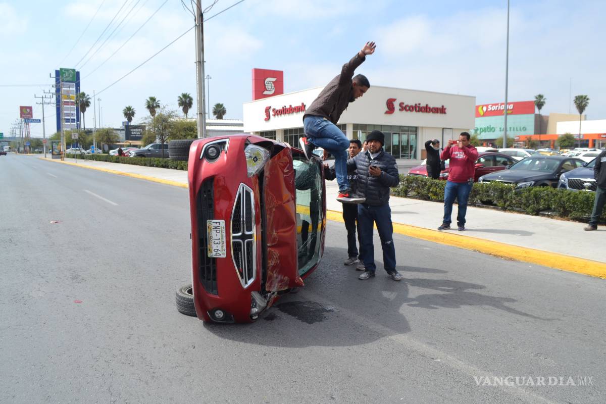 $!Le da cerrón auto negro que solo él vio