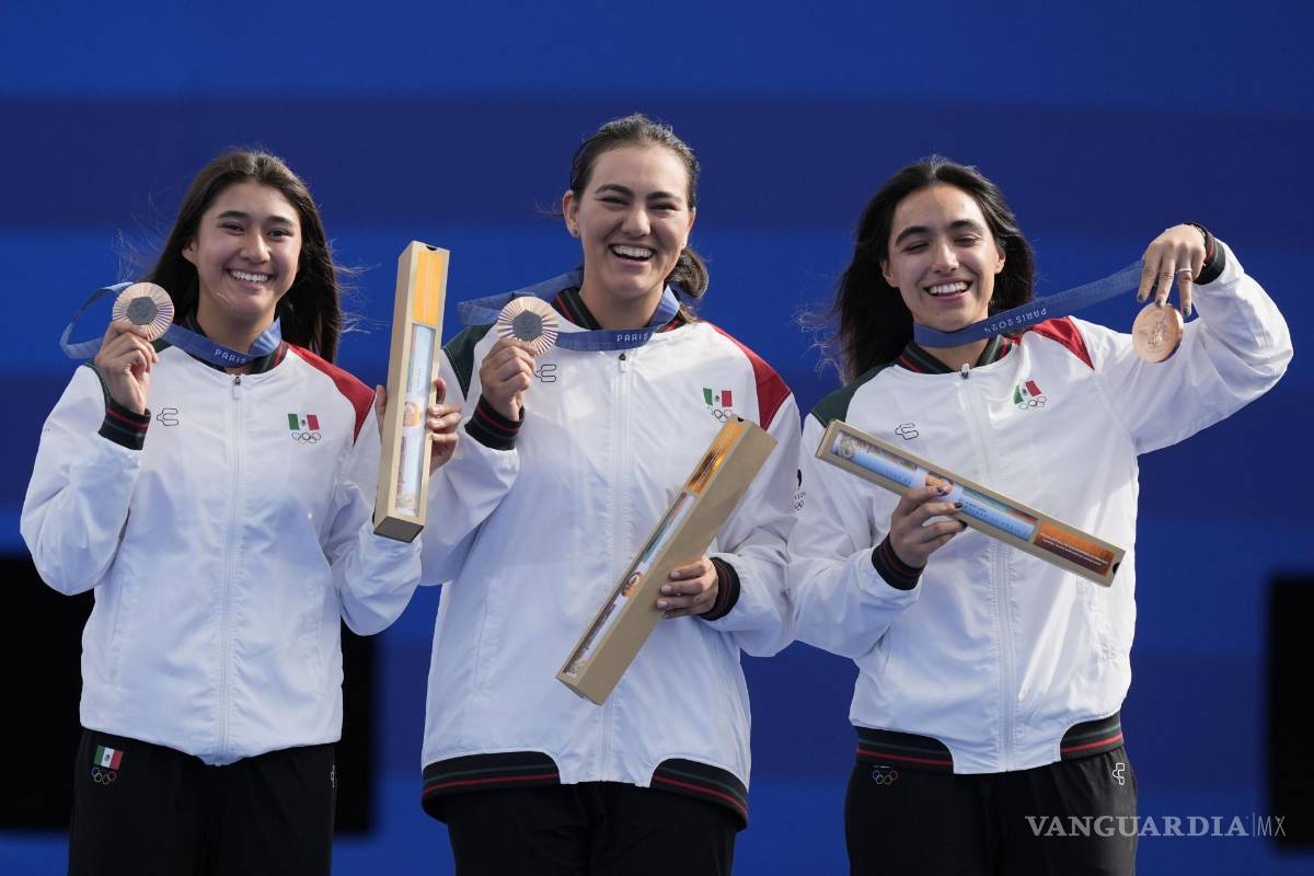 $!Las arqueras celebran su medalla de bronce en tiro con arco, marcando la primera medalla nacional.