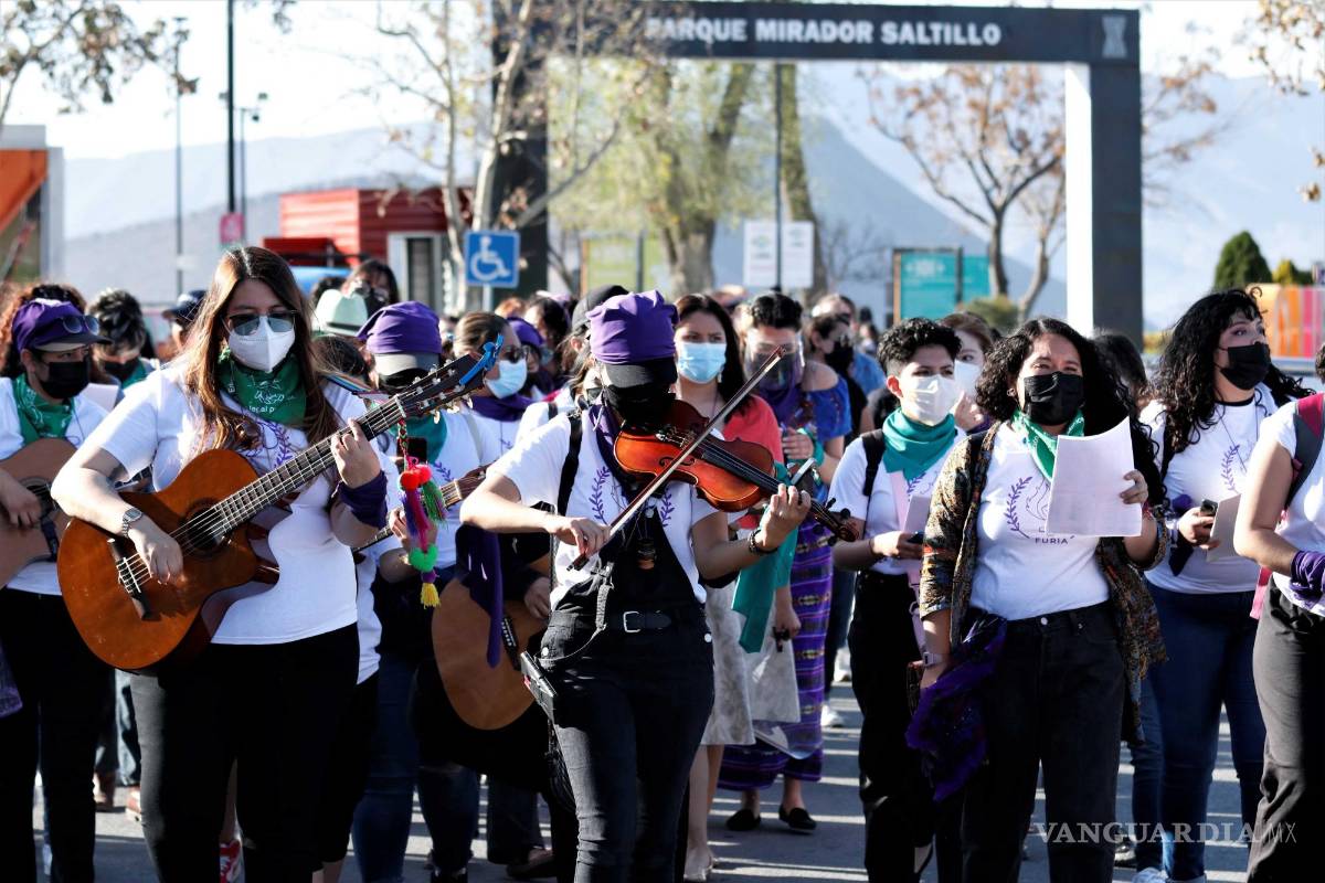 Realizan recorrido con artistas e integrantes de colectivo feminista por 8M en Saltillo