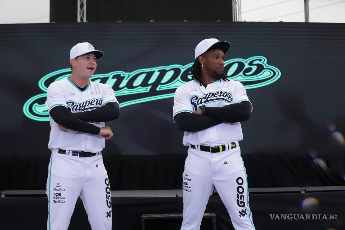 $!Marco López y Rainel Rosario presentaron la casaca blanca con la que se jugará en casa.