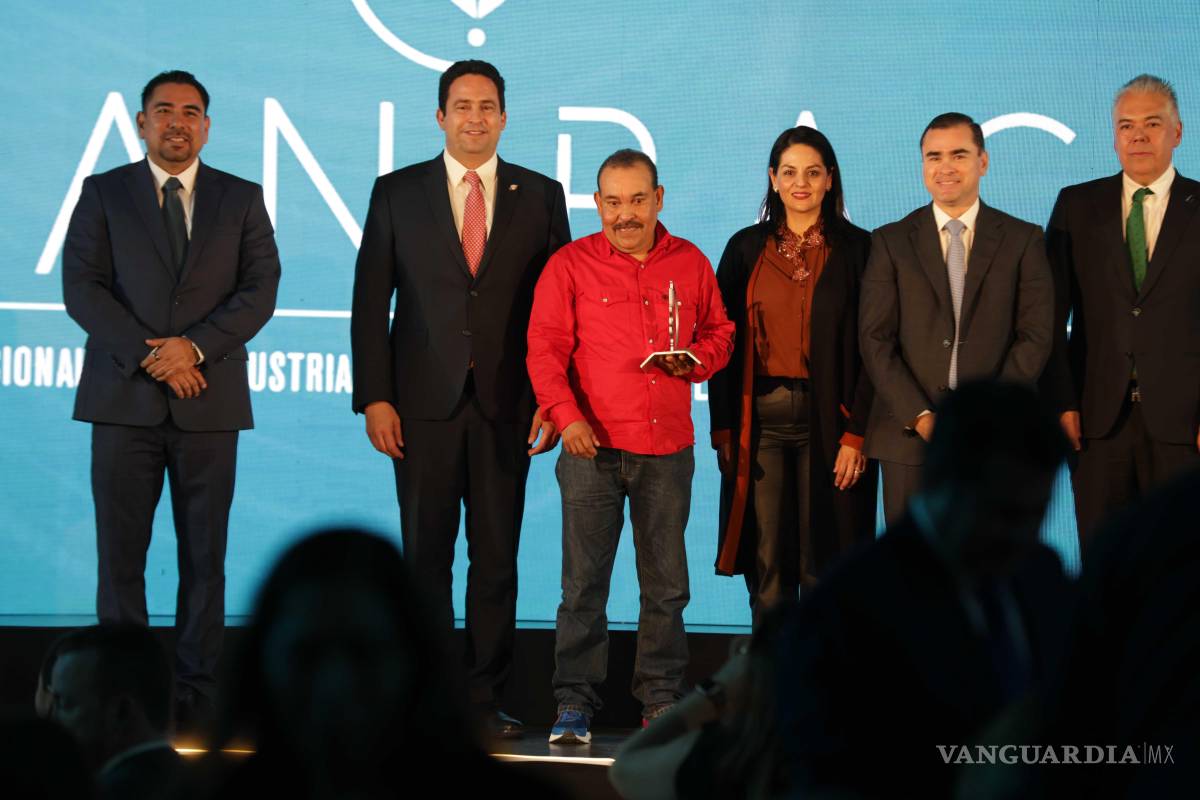 $!Se entregaron reconocimientos a trabajadores con larga trayectoria en el sector.