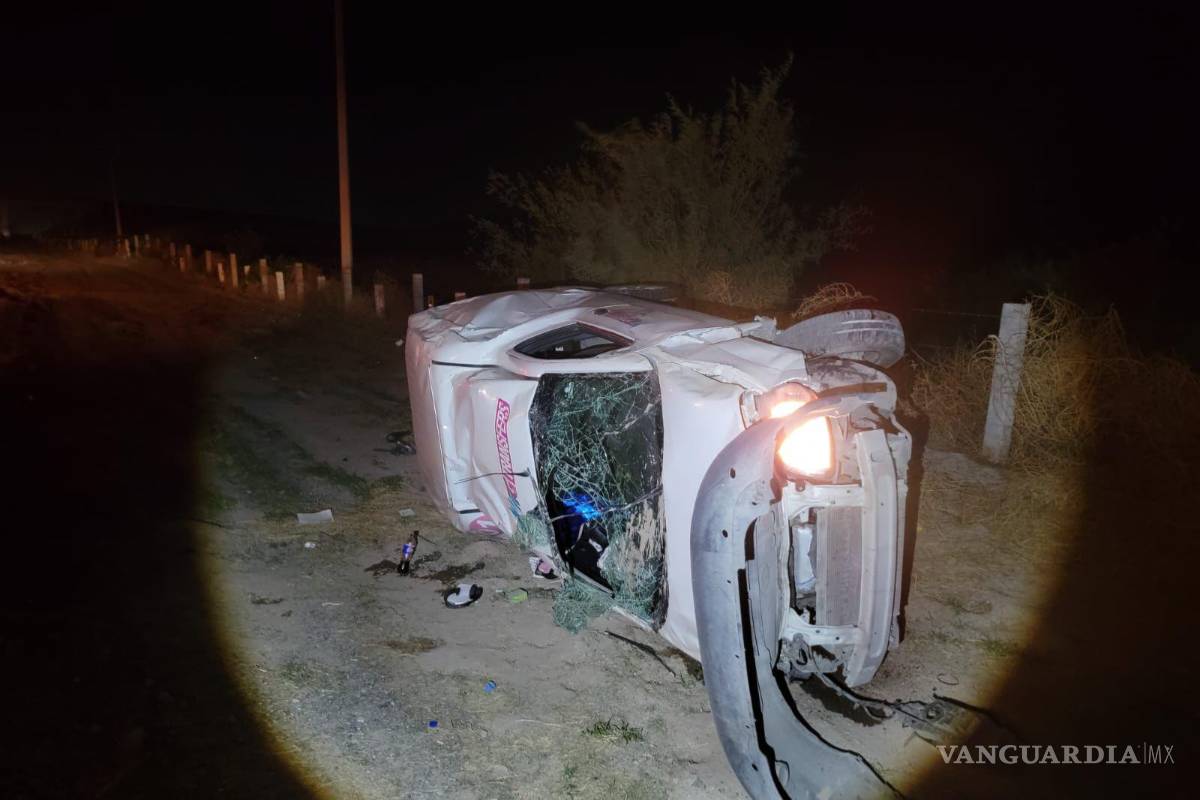 $!La unidad quedó dañada tras volcar fuera de la cinta asfáltica.