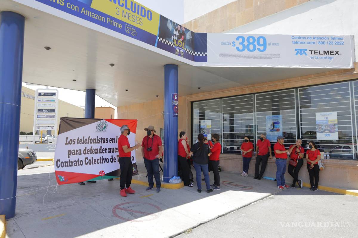 $!Trabajadores del sindicato de Telmex colocaron banderas rojinegras en señal de Huelga en las instalaciones de la empresa.
