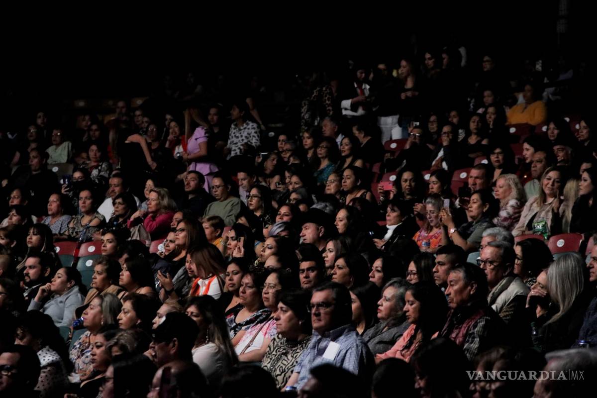 $!El público coreaba la letra de todas sus canciones.