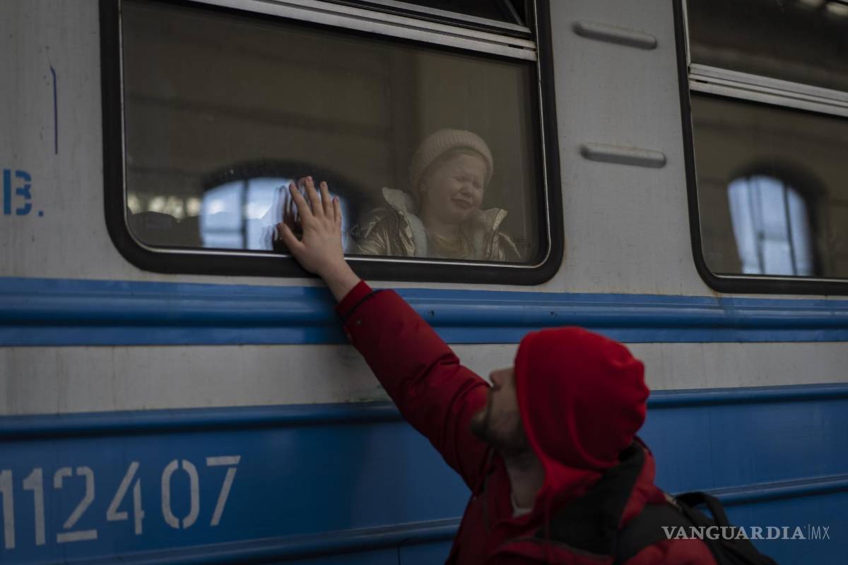 $!Los ucranianos desplazados en un tren con destino a Polonia se despiden en Lviv, en el oeste de Ucrania.