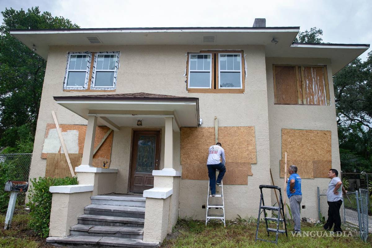 $!Residentes de Gulfport Beach colocan madera contrachapada mientras se preparan para el huracán Ian en Gulfport, Florida.