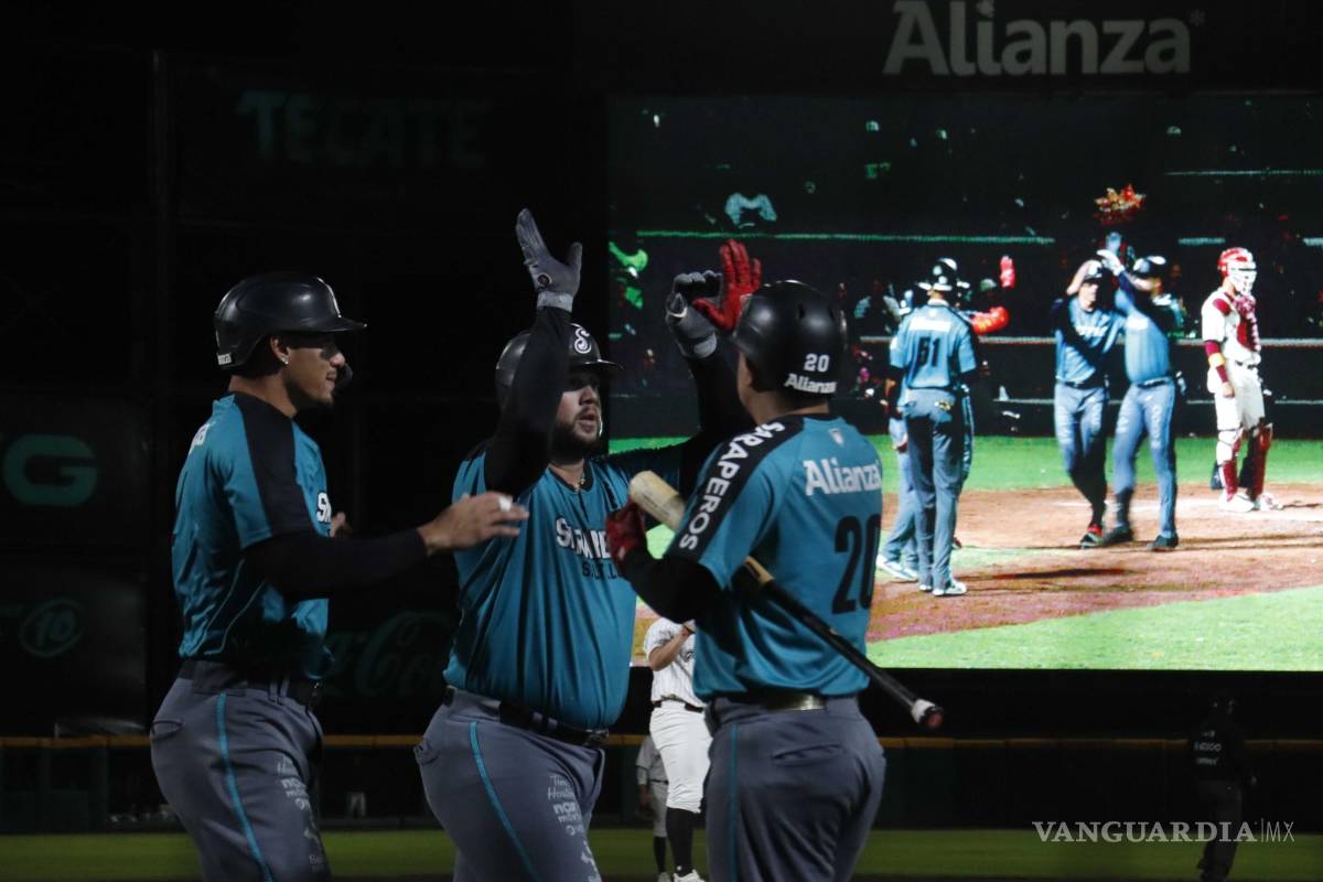 $!Jugadores de Saraperos celebrando la victoria de su equipo ante los laguneros.