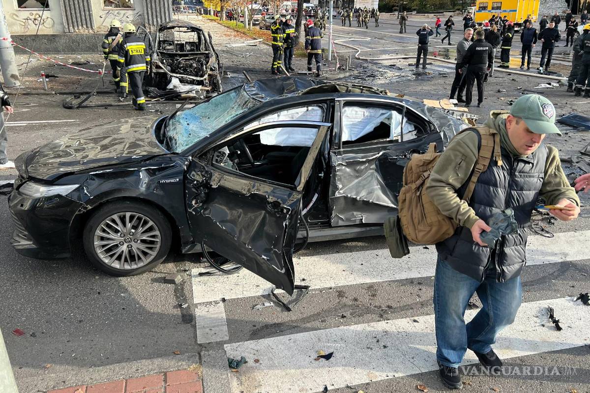 $!Los equipos de rescate examinan la escena de un ataque ruso en Kiev, Ucrania. Dos explosiones sacudieron a Kiev luego de meses de relativa calma en la capital.