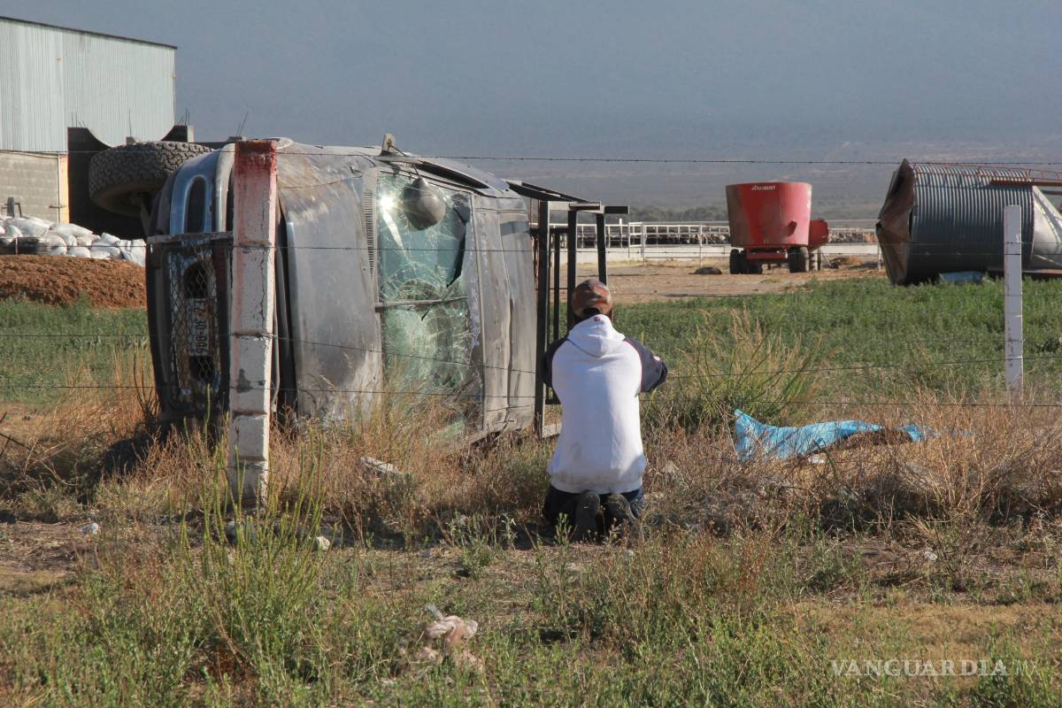 Por mala maniobra, se mata en volcadura en carretera a Derramadero