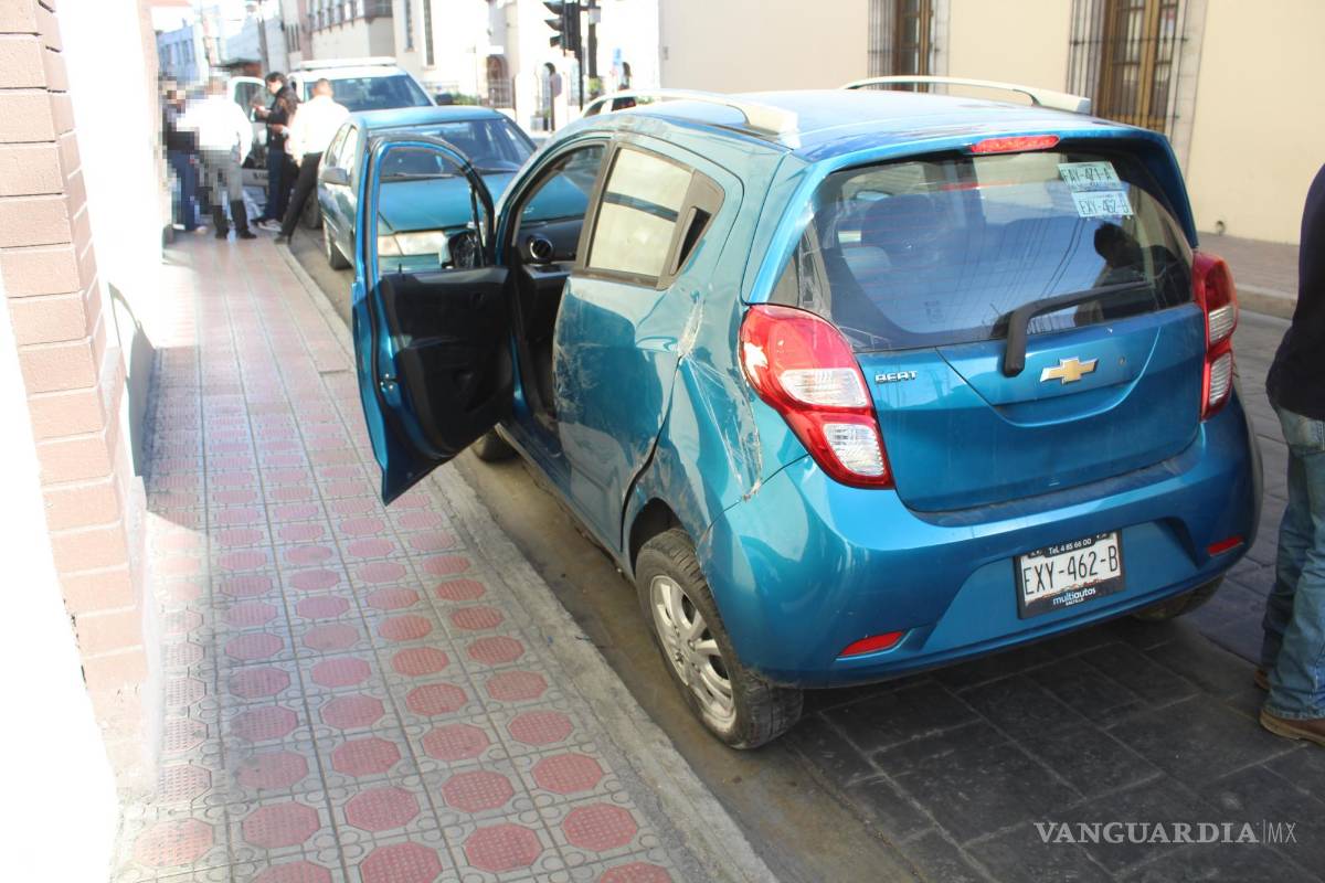 Colisiona y vuelca en el centro de Saltillo; ambos conductores alegan tener luz verde