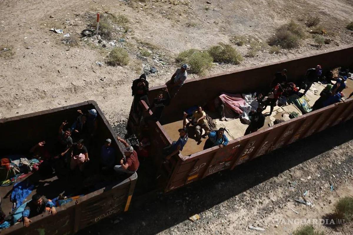 Migrantes bloquean paso al tren en Chihuahua para subirse