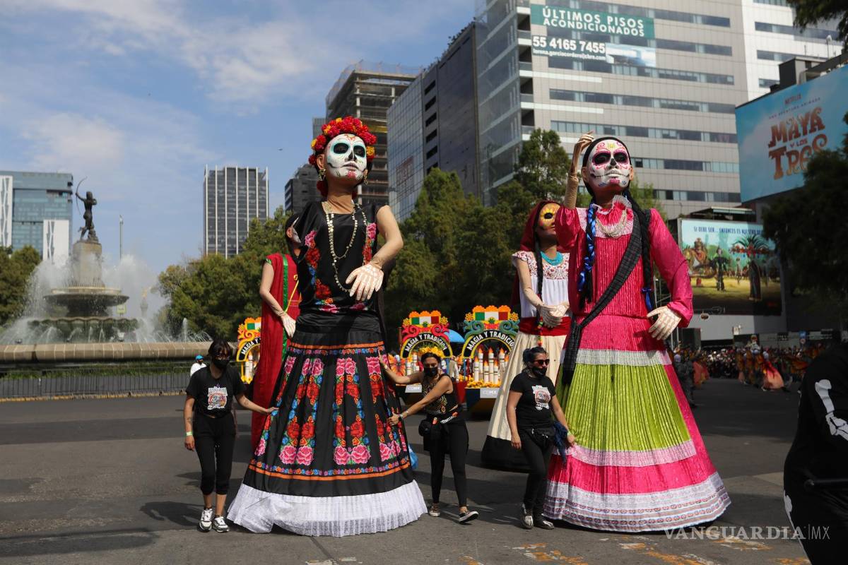 $!Personas participan en las principales avenidas en un desfile en conmemoración del Día de Muertos. EFE/Mario Guzmán