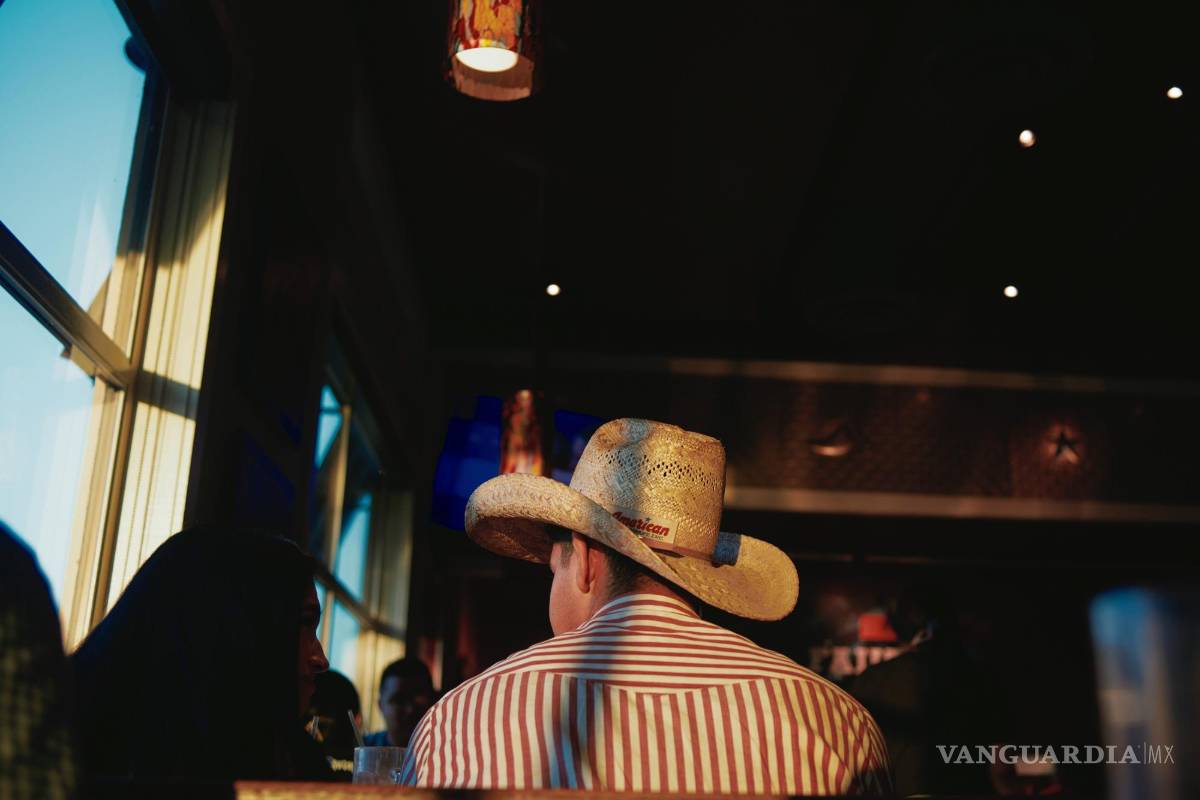 $!Un hombre usa un sombrero de vaquero para cenar en Chili’s Grill and Bar en Eagle Pass, Texas.