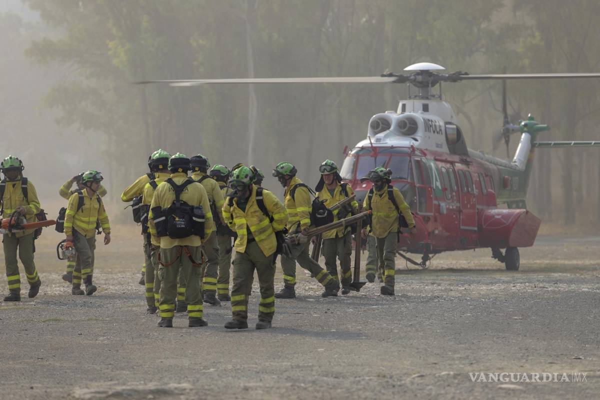$!La propagación del fuego provocó que el sábado se cortara el servicio de trenes de alta velocidad de Madrid al noroeste de España. Se restableció el domingo por la mañana.
