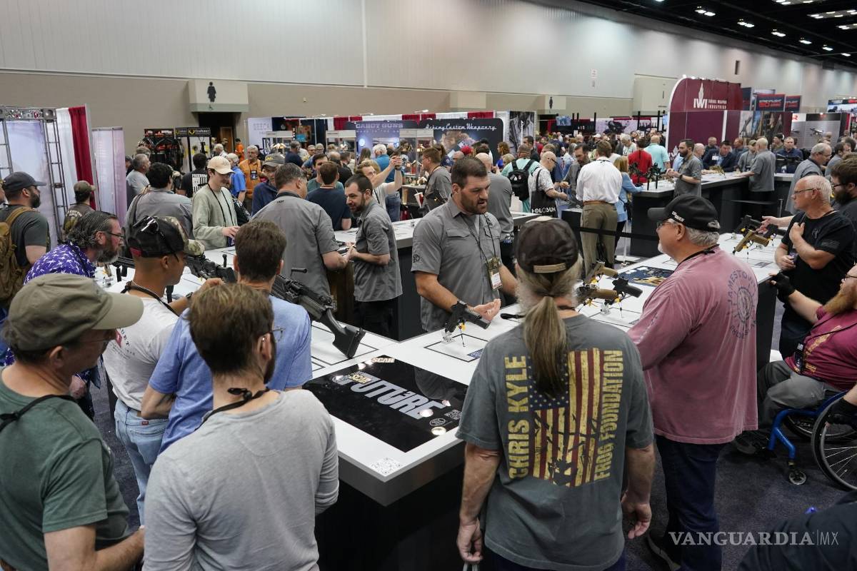 $!Los asistentes miran las armas durante la Convención de la Asociación Nacional del Rifle, el sábado 15 de abril de 2023, en Indianápolis.