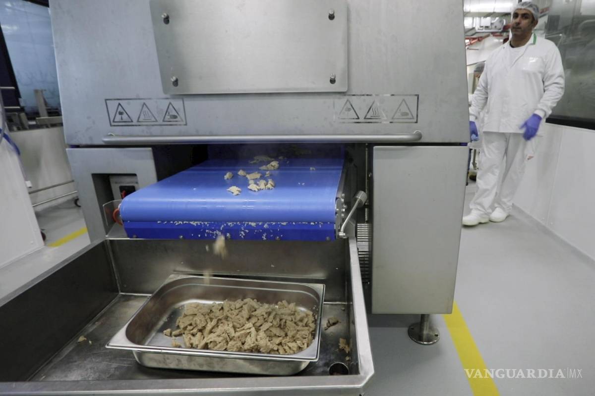 $!El pollo cultivado se procesa en las instalaciones de Believer Meats en Rehovot, Israel.