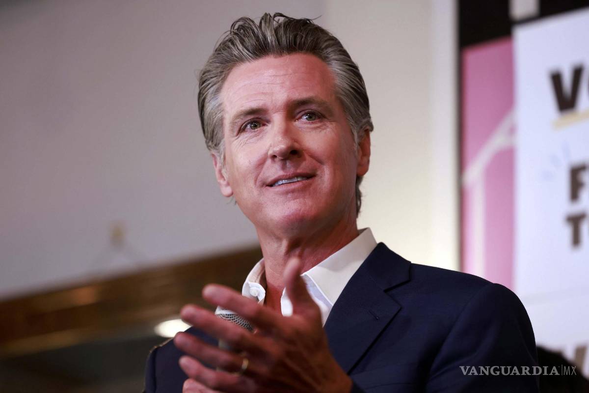 $!El gobernador de California, Gavin Newsom, habla en un mitin en San Francisco.