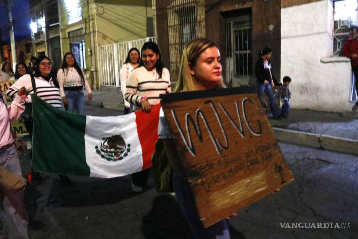$!Participantes avanzan hacia el Santuario de Guadalupe en una jornada de oración y agradecimiento.