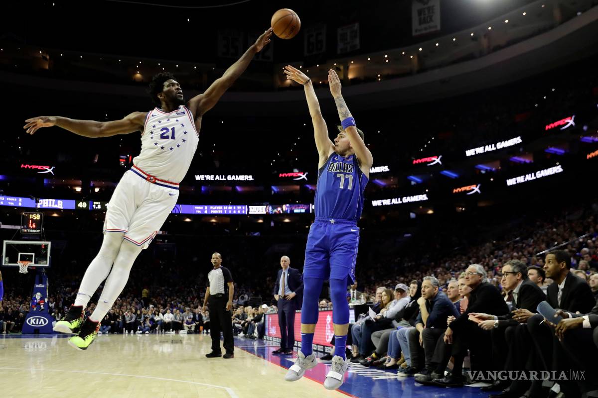 $!Embiid y Simmons hacen la dupla perfecta para darle la victoria a los 76ers