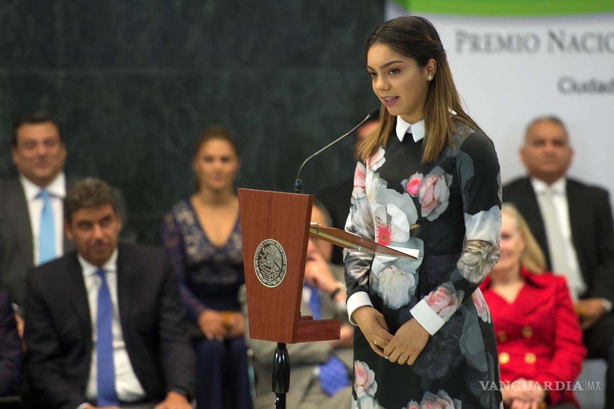 $!Con todo y el Hijo del Santo, entrega Peña Nieto el PND