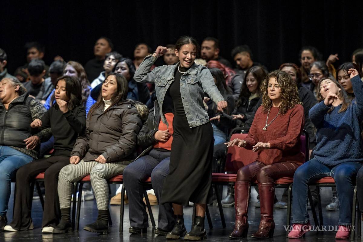 $!John Milton hipnotiza al Teatro Fernando Soler en su visita a Saltillo