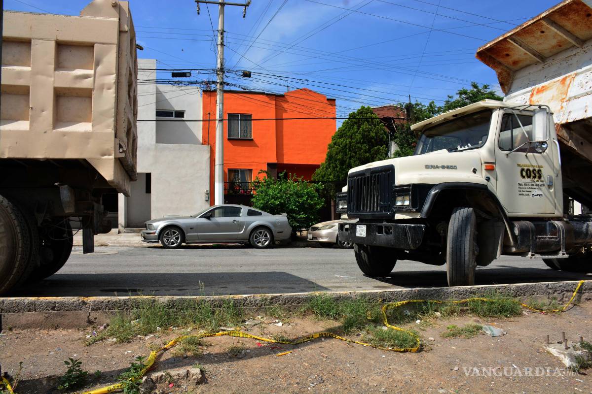 $!Vecinos de Brisas Poniente aseguran que desde hace tres años han solicitado el retiro de las unidades de carga, al considerar que obstruyen la visibilidad y representan un riesgo para los peatones.