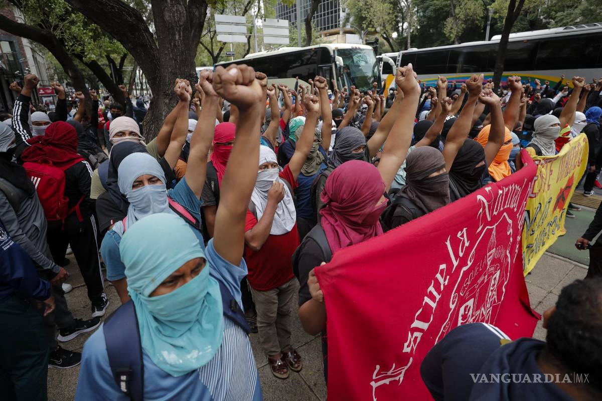 Ayotzinapa: La verdad alterna ‘era una mentira’ con la que AMLO engañó a los padres de los 43, acusa Riva Palacio