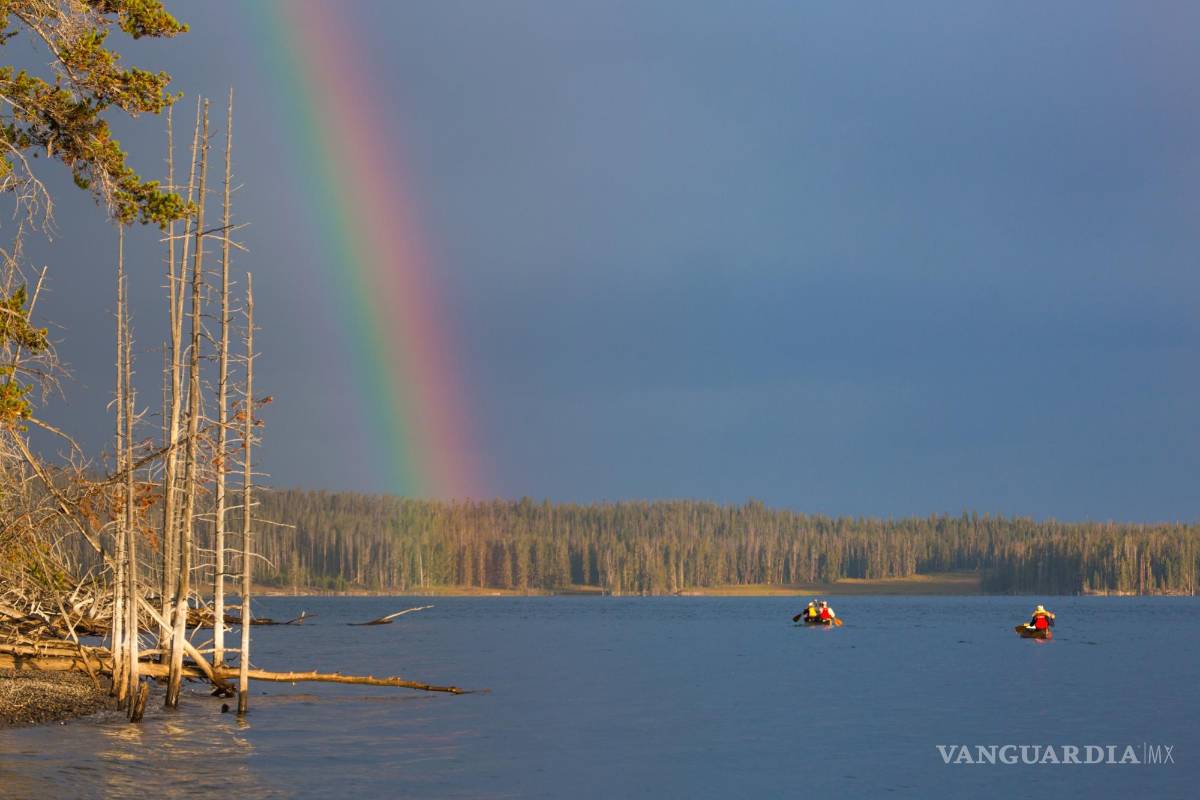 $!Piragüistas por el lago Yellowstone con el atractivo del arco iris. EFE/National Park Service