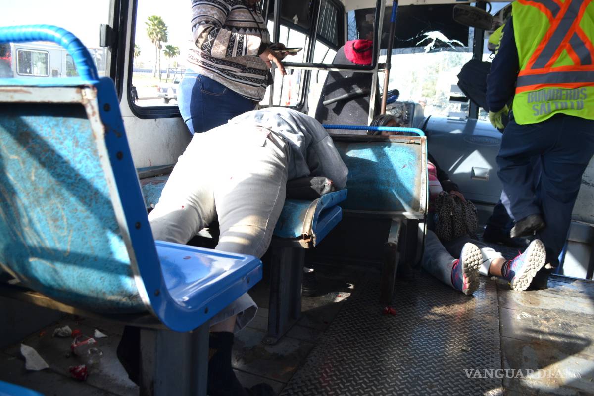 $!Accidente en Saltillo entre camión de pasajeros y tráiler, deja al menos 30 lesionados (Video)