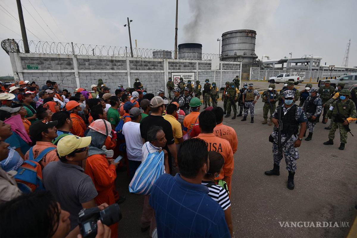 Familiares de empleados en Coatzacoalcos, en la incertidumbre