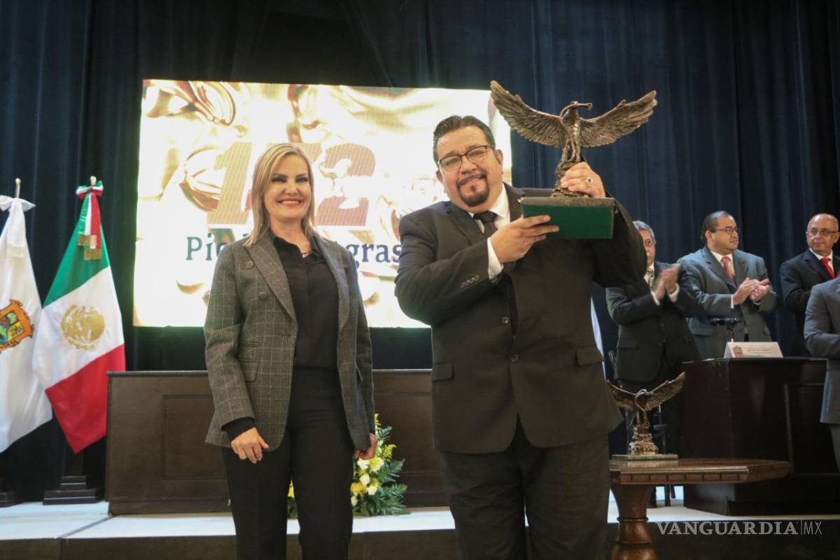 $!La presea otorgada es una estatuilla de bronce con un Águila devorando una serpiente posada sobre carbón y en actitud de emprender el vuelo.