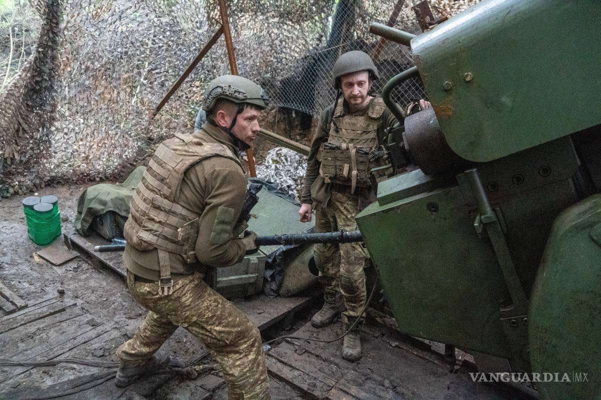 $!Soldados de la brigada Khartia de Ucrania disparan un cañón contra posiciones del ejército ruso cerca de Járkov, Ucrania.