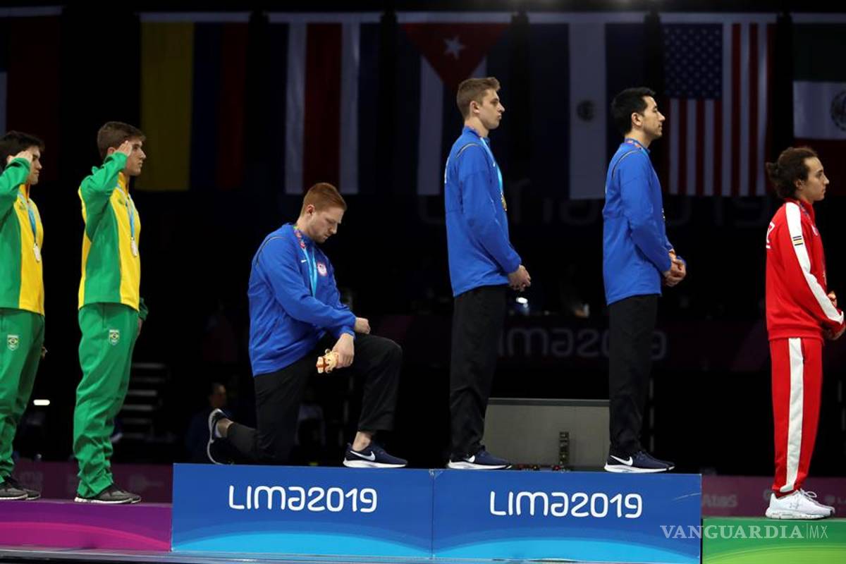 Medallista de Estados Unidos se arrodilla durante el himno en los Panamericanos