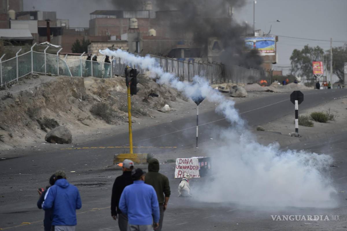 $!Un perro se encuentra en medio de gases lacrimógenos durante los enfrentamientos entre manifestantes antigubernamentales y la seguridad.