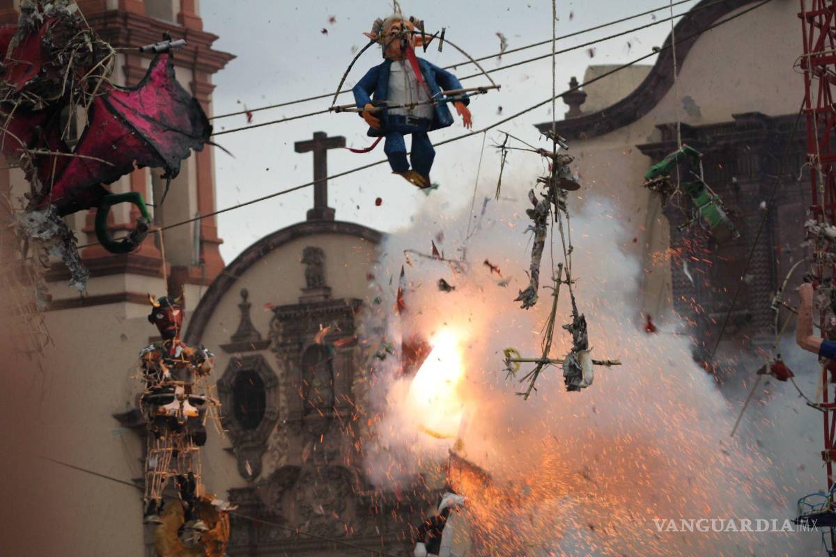 El significado del Sábado de Gloria: día en que se ‘aparece el diablo’, queman a Judas y la gente se moja