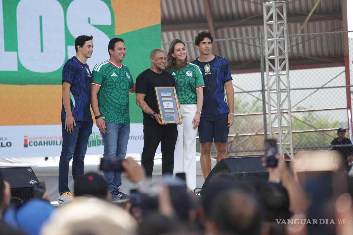 $!Durante su visita a Saltillo, Roberto Carlos convivió con la afición y recibió un reconocimiento por su trayectoria en el futbol internacional.