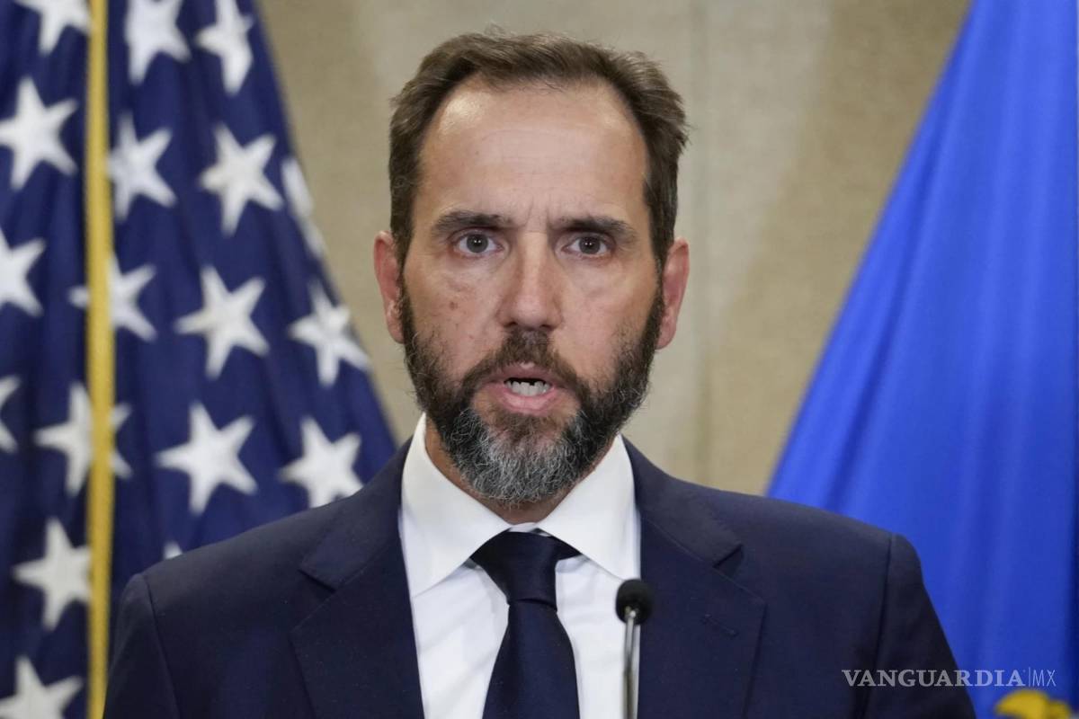 $!El fiscal especial Jack Smith habla con los medios sobre una acusación contra el expresidente Donald Trump, el 1 de agosto de 2023, en Washington.