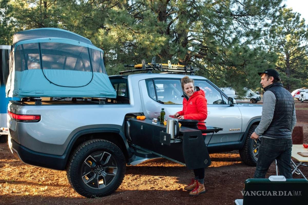 Rivian sigue aumentando su catálogo, lanza versión camper de su pick up
