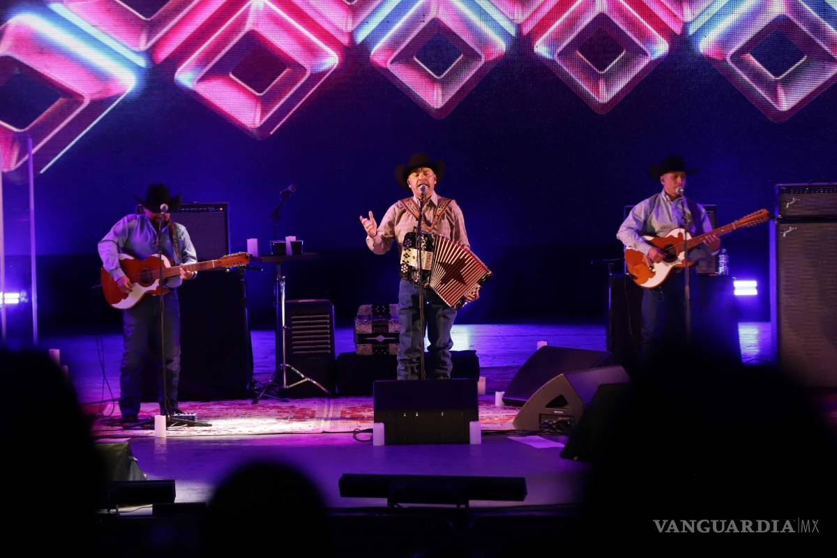 $!La agrupación texana presentó Culpable Fui con una introducción instrumental propia de cualquier banda de metal.