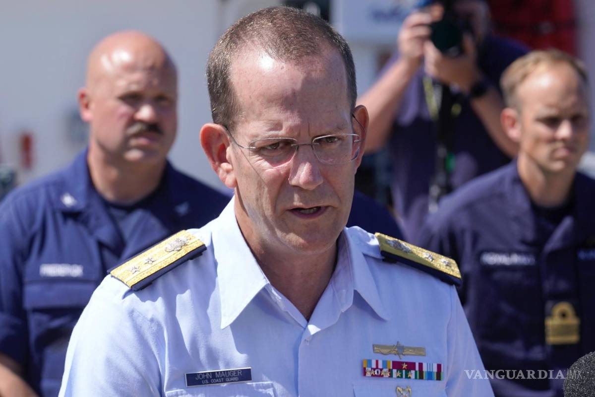 $!El Contralmirante de la Guardia Costera estadounidense John Mauger, comandante del Primer Distrito de la Guardia Costera, da una conferencia de prensa en Boston.