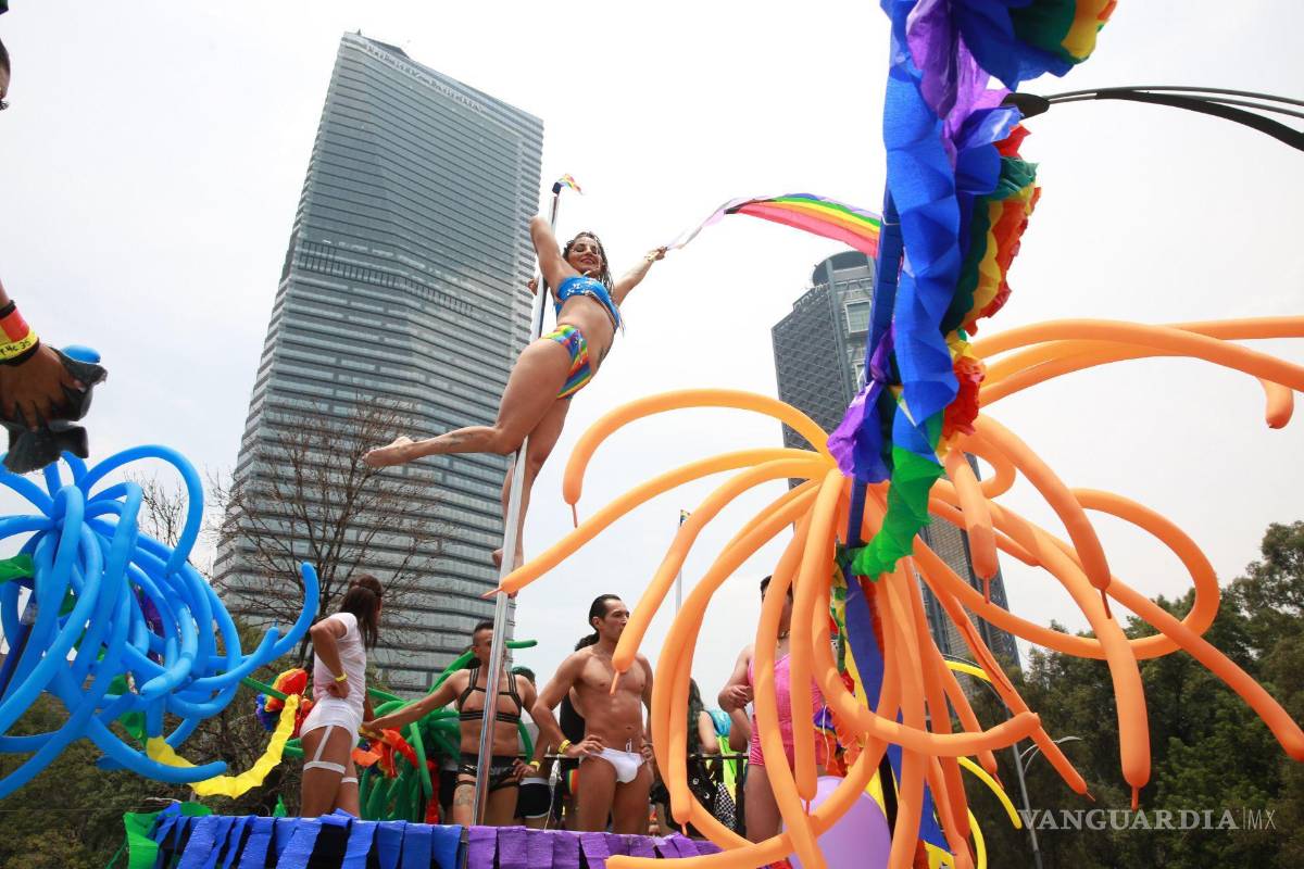 $!Participantes desfilan en la 44 edición de la Marcha del Orgullo LGBTTTIQ+ realizada en avenida Paseo de la Reforma.
